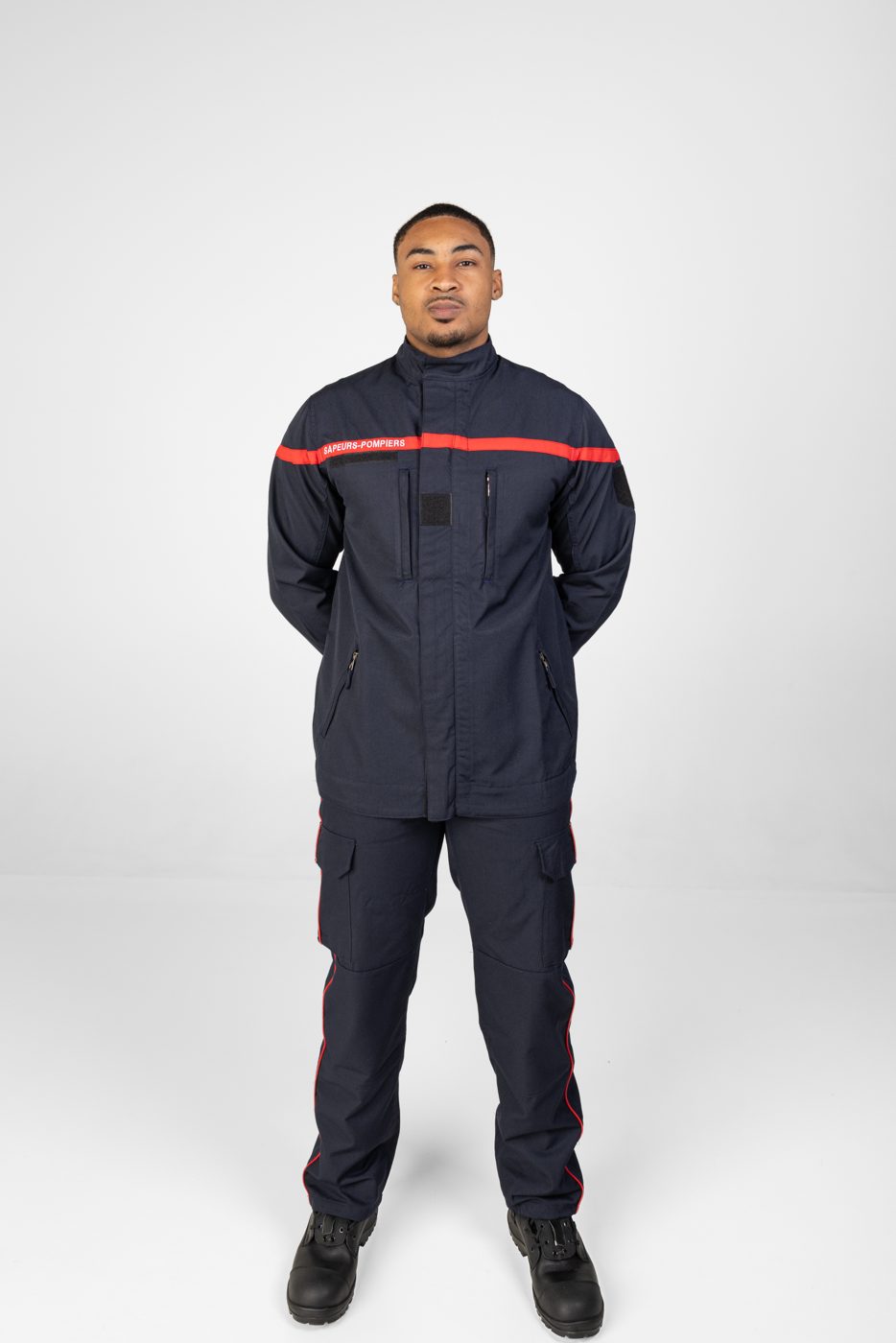 Tenue TSI bleu marine à bande rouge portée par un sapeur-pompier