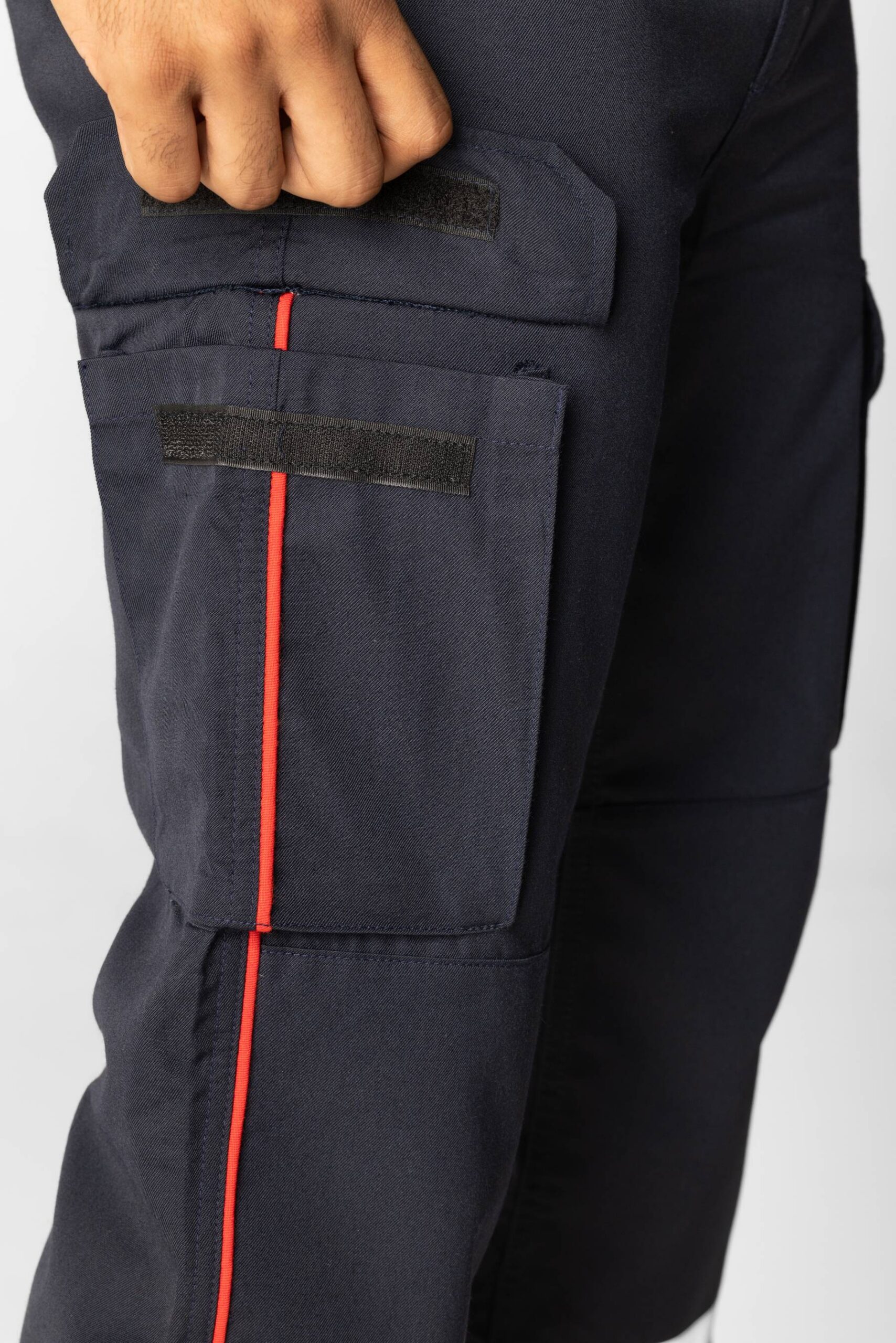 Pantalon F1 poches latérales avec passepoil rouge
